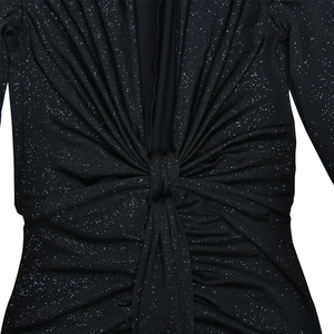 Dettaglio dell'abito nero con nodo a torsione, glitter argento e texture increspata chic