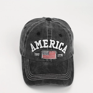 Détail de la broderie 3D du texte America et du drapeau US sur la casquette en jean