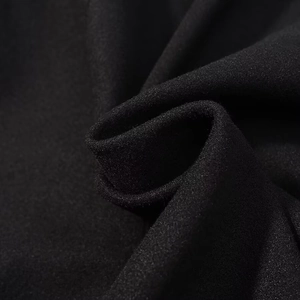 Gedetailleerde macro-opname van de premium textuur en het zachte weefsel van de zwarte trenchcoat