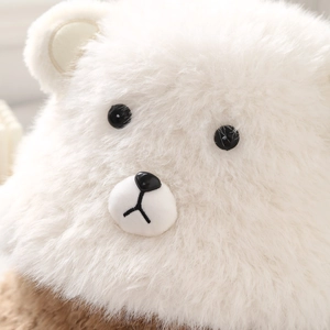 Détail rapproché d'un chapeau d'ours en peluche avec fourrure blanche douce