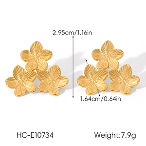 Detail view of golden flower earrings with size measurements of 2.95cm height and 7.9g weight