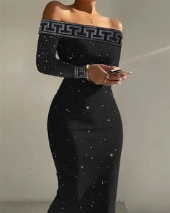 Elegantes schulterfreies schwarzes Paillettenkleid mit griechischem Muster an den Bündchen