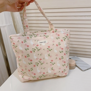 Nahaufnahme der rosa Stofftasche mit Blumenmuster, Hasenprint und Markenetikett