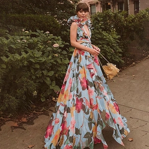Détail de robe fleurie bleu clair avec imprimé tropical et bordures à volants étagés