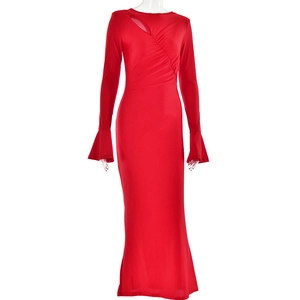 Detalle de vestido largo rojo con diseño fruncido calado y mangas largas acampanadas