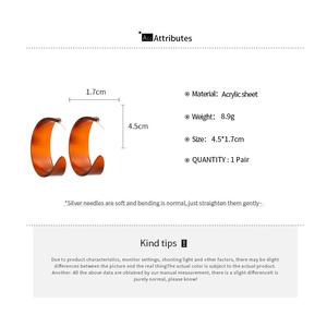 Detailed spec sheet showing amber C-shaped acrylic earrings with measurements and 8.9g weight