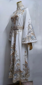 Vue détaillée des motifs paisley bohèmes et de la ceinture sur une robe longue