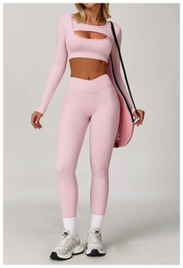 Détail du haut de yoga rose à manches longues découpé et legging croisé à taille haute