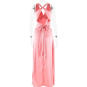 Détail de la robe en satin rose avec dos lacé et nœud papillon à la taille ajustée