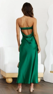 Dettaglio di un abito in raso verde smeraldo senza schienale con spalline elastiche e seta