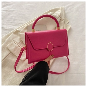Détail du petit sac carré en cuir PU magenta avec boucle en métal doré et sangle