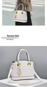 Détail du sac à main blanc gaufré avec boucle dorée et pendentif perle élégant