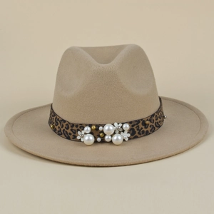 Détail du ruban léopard orné de perles et de fleurs sur un chapeau fedora en laine
