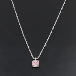 Collier chaîne torsadée argentée avec un pendentif carré en zircon rose sur fond noir