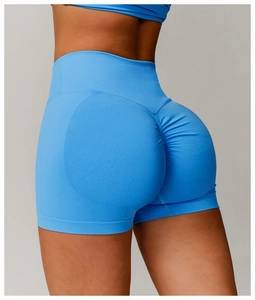 Detail der blauen nahtlosen Yoga-Shorts mit hoher Taille und Scrunch-Butt-Lifting-Effekt
