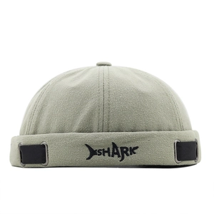 Bonnet docker vert sauge en toile avec broderie SHARK noire et boucle de réglage latérale