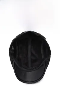 Détail de la doublure polaire noire chaude et de l'étiquette à l'intérieur de la casquette