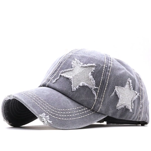 Dettaglio cappello grigio denim con stella di paillettes ed effetto invecchiato vintage