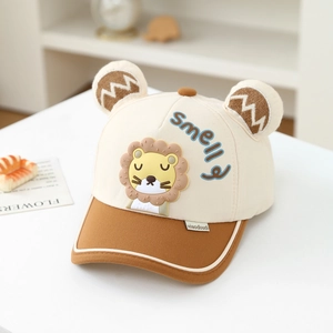 Détail d'une casquette enfant avec patch lion 3D, oreilles mignonnes et broderie bleue
