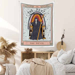 Détail de la tapisserie tarot IX LE DIABLE avec faucheuse sur le mur d'une chambre