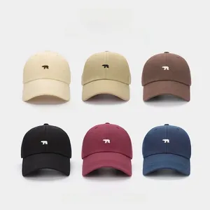 Détail de six casquettes de baseball brodées d'un ours en plusieurs coloris et coutures