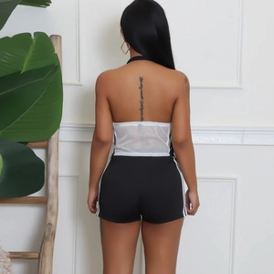 Damen Sport-Set mit rückenfreiem Halter-Top, weißem Mesh und gestreiften Shorts in Schwarz