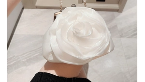 Detail der weißen Seiden-Abendtasche mit Rosenblüten, Perlenfriff und Goldrahmen