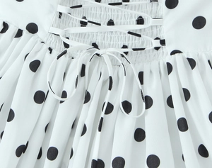 Détail du dos smocké avec laçage croisé sur la robe d'été à pois pour femme