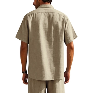 Achteraanzicht van een casual kaki linnen set met overhemd en korte broek van ademende stof