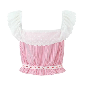 Detail eines rosa-weiß gestreiften Crop-Tops mit weißer Spitzenstickerei und Rüschen