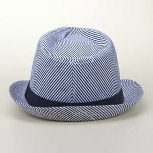 Vue détaillée du chapeau fedora rayé style britannique avec ruban décoratif noir