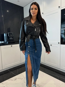 Détail d'une jupe en jean taille haute avec fente frontale et boutons métalliques chics
