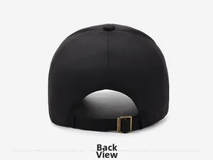Détail de la boucle réglable en bronze au dos d'une casquette de baseball noire en coton
