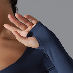 Dettaglio ravvicinato della maglia sportiva blu scuro con design funzionale per pollice