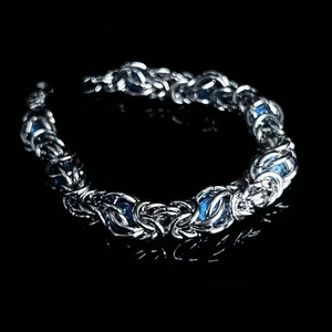 Vue macro d'un bracelet en chaîne de titane argenté avec des perles bleues au style hip-hop