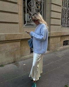 Vue détaillée d'une longue jupe blanche en soie à taille haute au drapé élégant