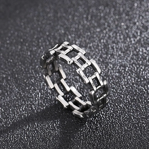 Vue macro d'une bague chaîne à maillons imbriqués en acier inoxydable argent poli