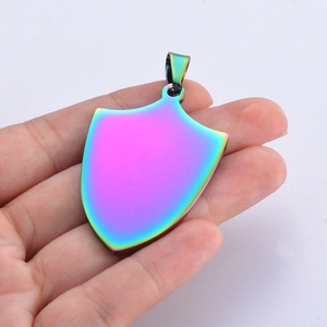 Pendentif bouclier arc-en-ciel en acier inoxydable plaque militaire tenue à la main