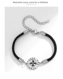 Détail du bracelet tressé noir réglable avec pendentif boussole étoile gravé