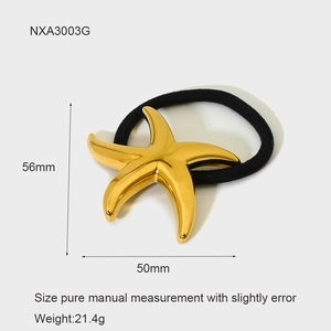 Dettaglio dell'elastico per capelli a stella marina dorata con ornamento in metallo
