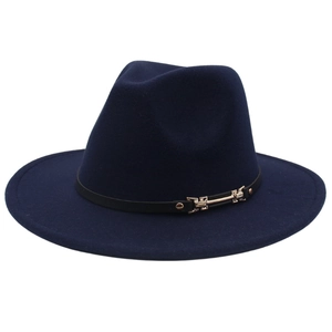 Détail d'un chapeau fedora en laine bleu marine avec ruban en cuir noir et boucle dorée