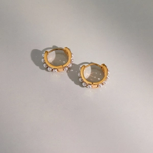 Orecchini a cerchio dorati con micro-perle e strass, elegante design in luce naturale