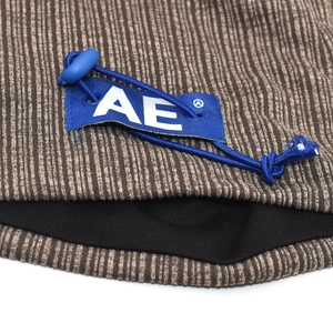 Bonnet en maille côtelée marron avec étiquette AE bleue et cordon réglable