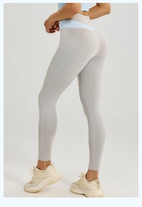 Detalle posterior de leggings de yoga de cintura alta con costuras de contraste efecto push-up