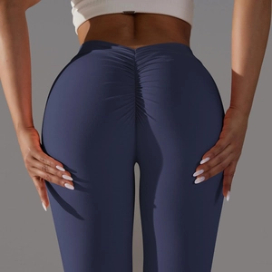 Détail du legging de yoga bleu foncé à taille haute avec effet sculptant pour fessier