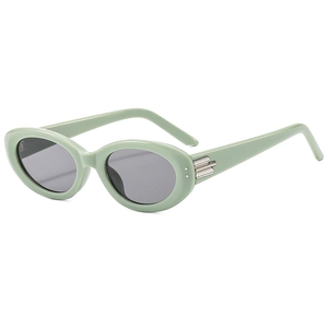 Lunettes de soleil ovales rétro avec monture vert clair et verres gris sur blanc