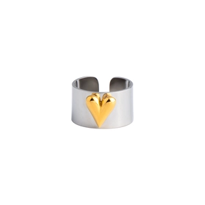 Dettaglio anello a fascia argento con cuore dorato 3D e design aperto regolabile