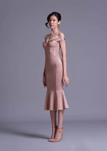 Elegant off-shoulder mermaid dress in dusty pink velvet with a slim fit bodycon silhouette