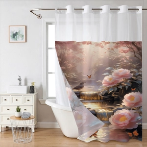 Detailansicht wasserdichter Duschvorhang mit rosa Blumenmuster und Waldwasserfall-Druck