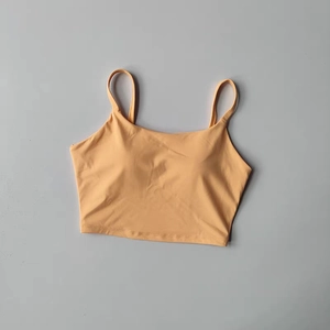 Détail du débardeur de sport abricot avec coutures plates et tissu élastique actif